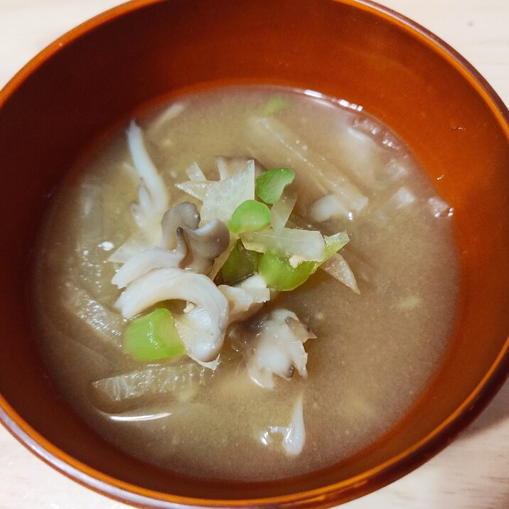 葉も一緒に☆大根と舞茸のお味噌汁